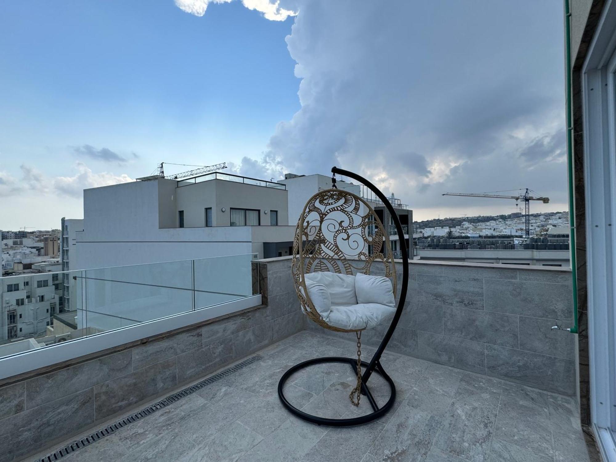 Balcony Hotel Сент Джулианс Экстерьер фото