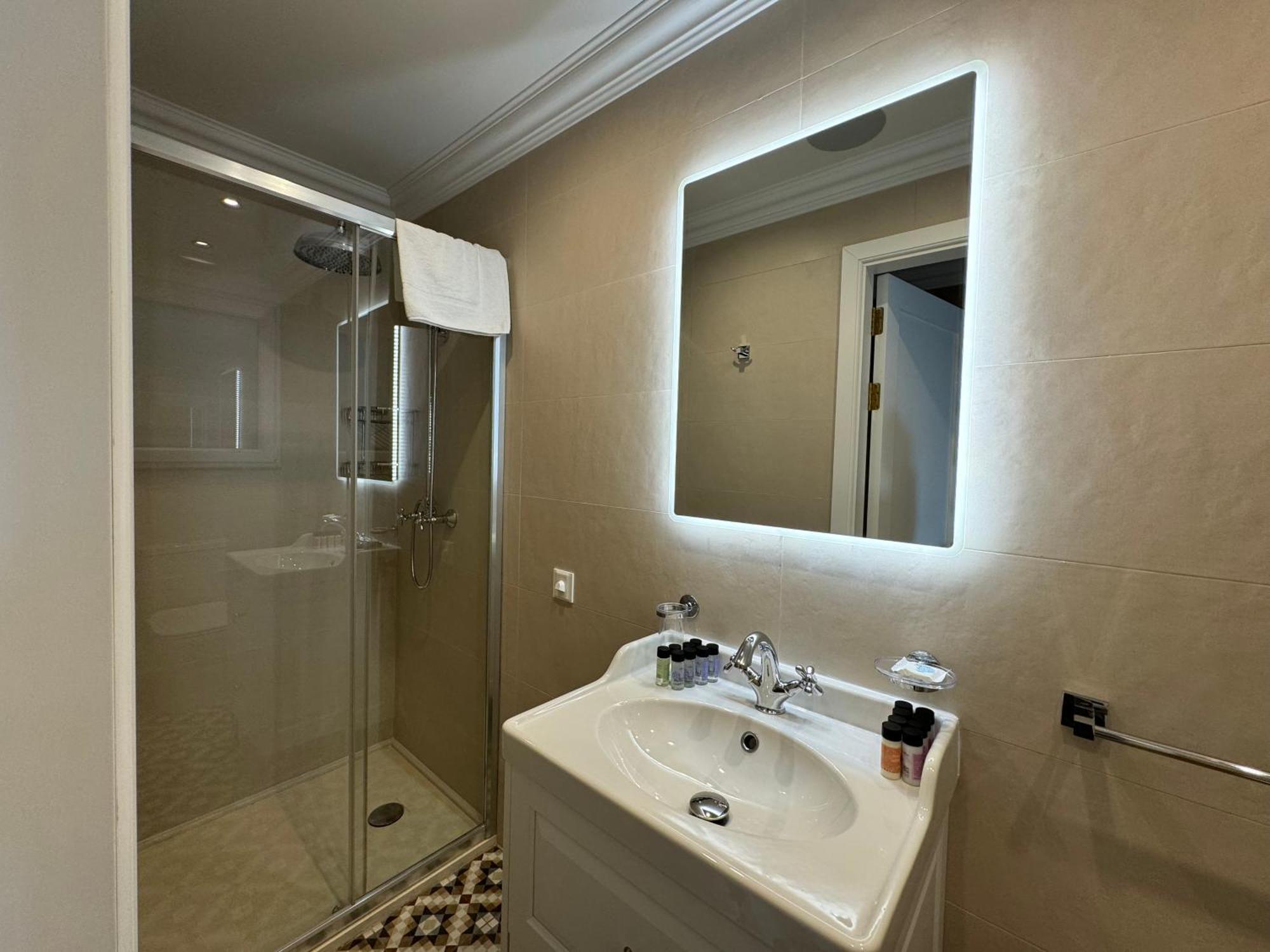 Balcony Hotel Сент Джулианс Экстерьер фото