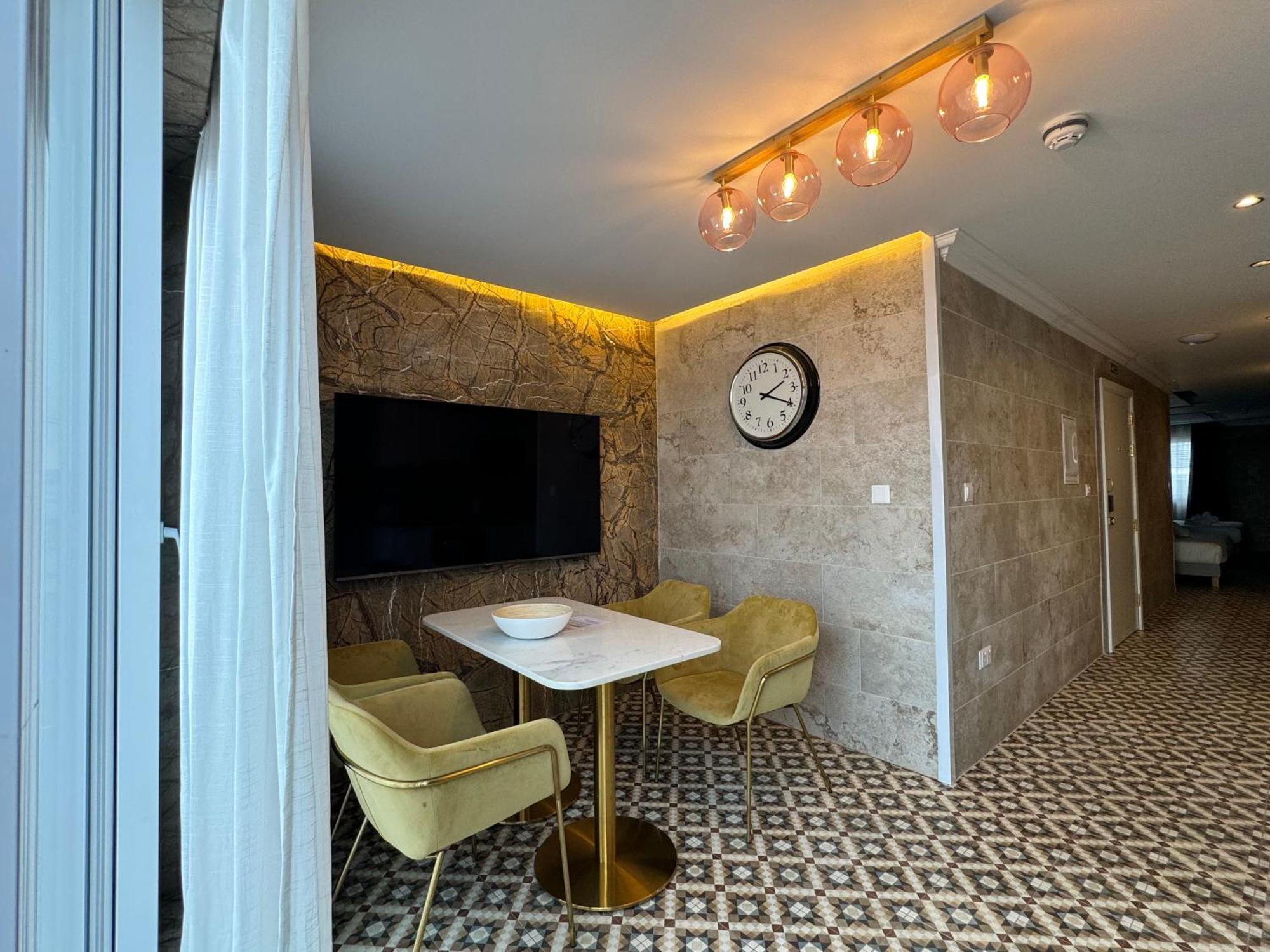 Balcony Hotel Сент Джулианс Экстерьер фото