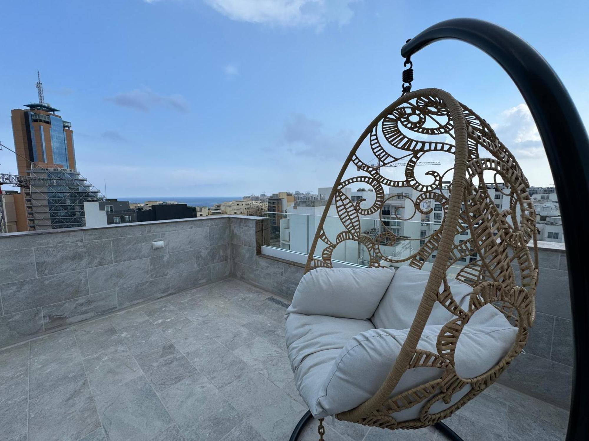 Balcony Hotel Сент Джулианс Экстерьер фото