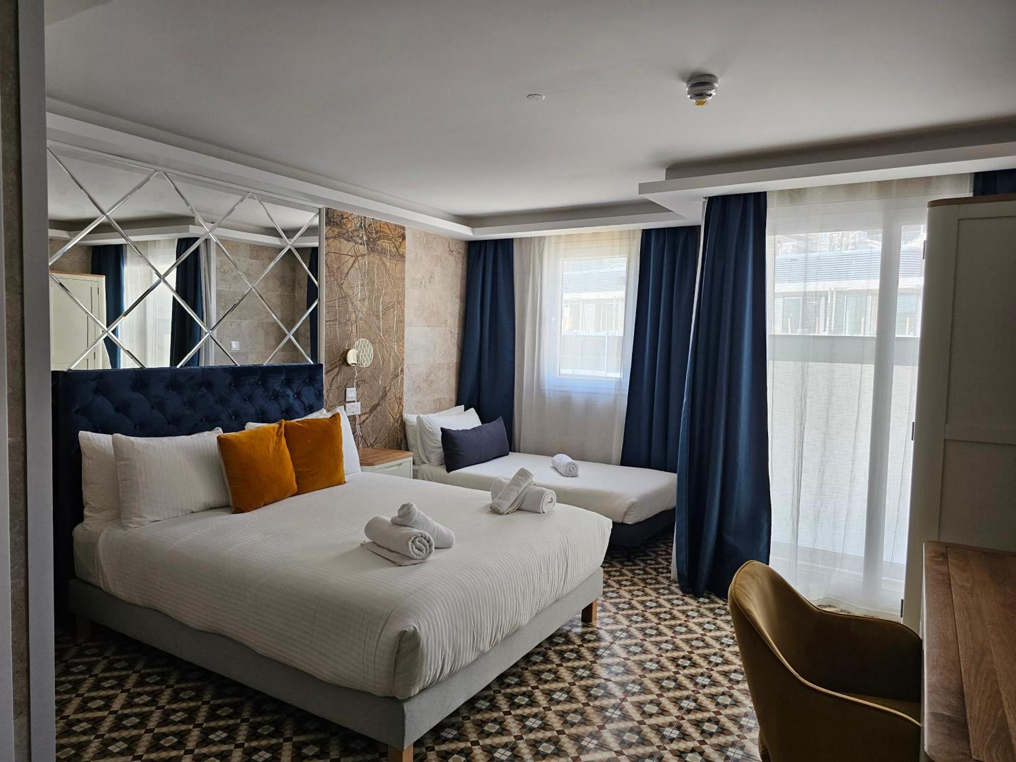 Balcony Hotel Сент Джулианс Экстерьер фото
