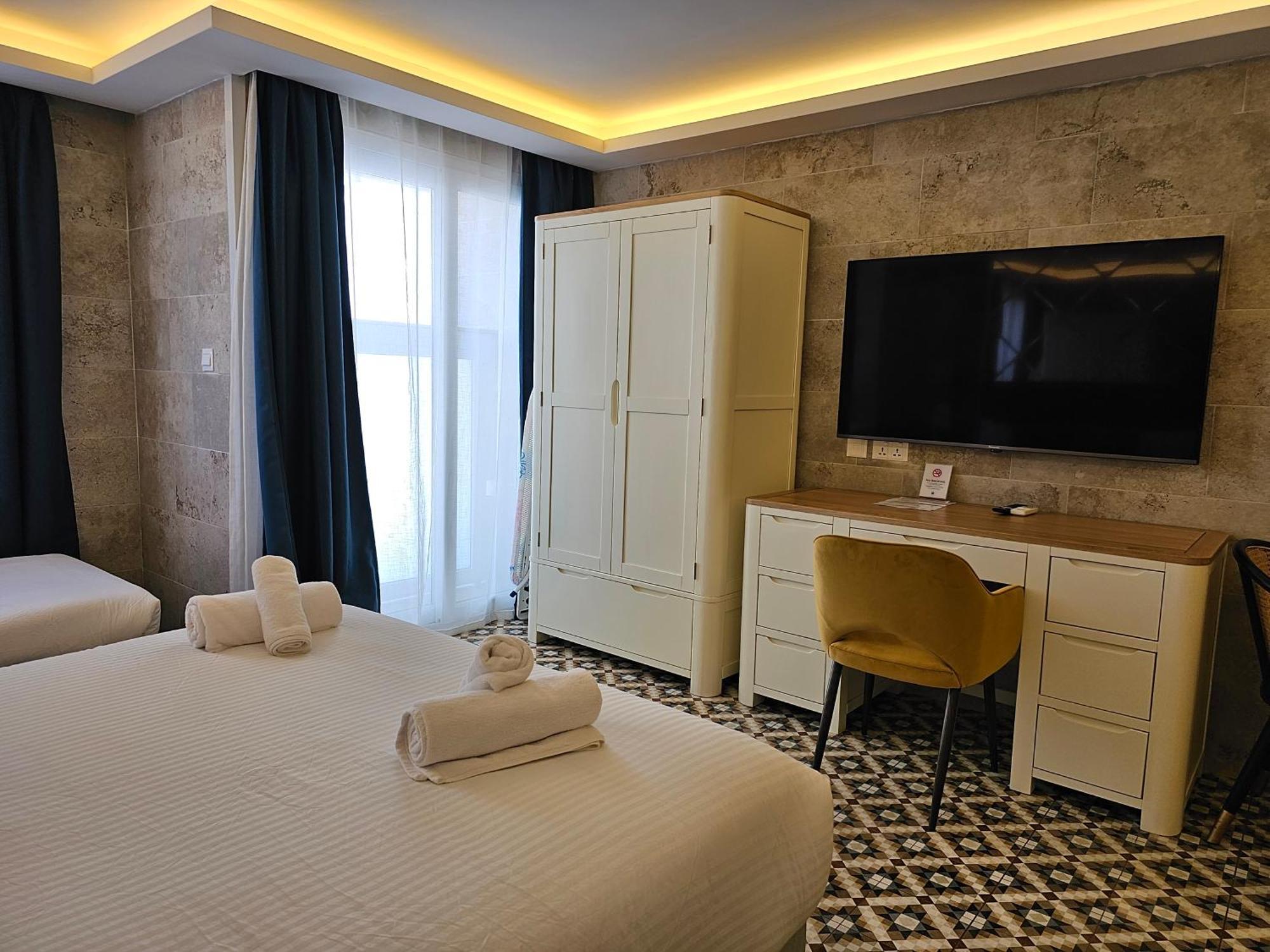 Balcony Hotel Сент Джулианс Экстерьер фото