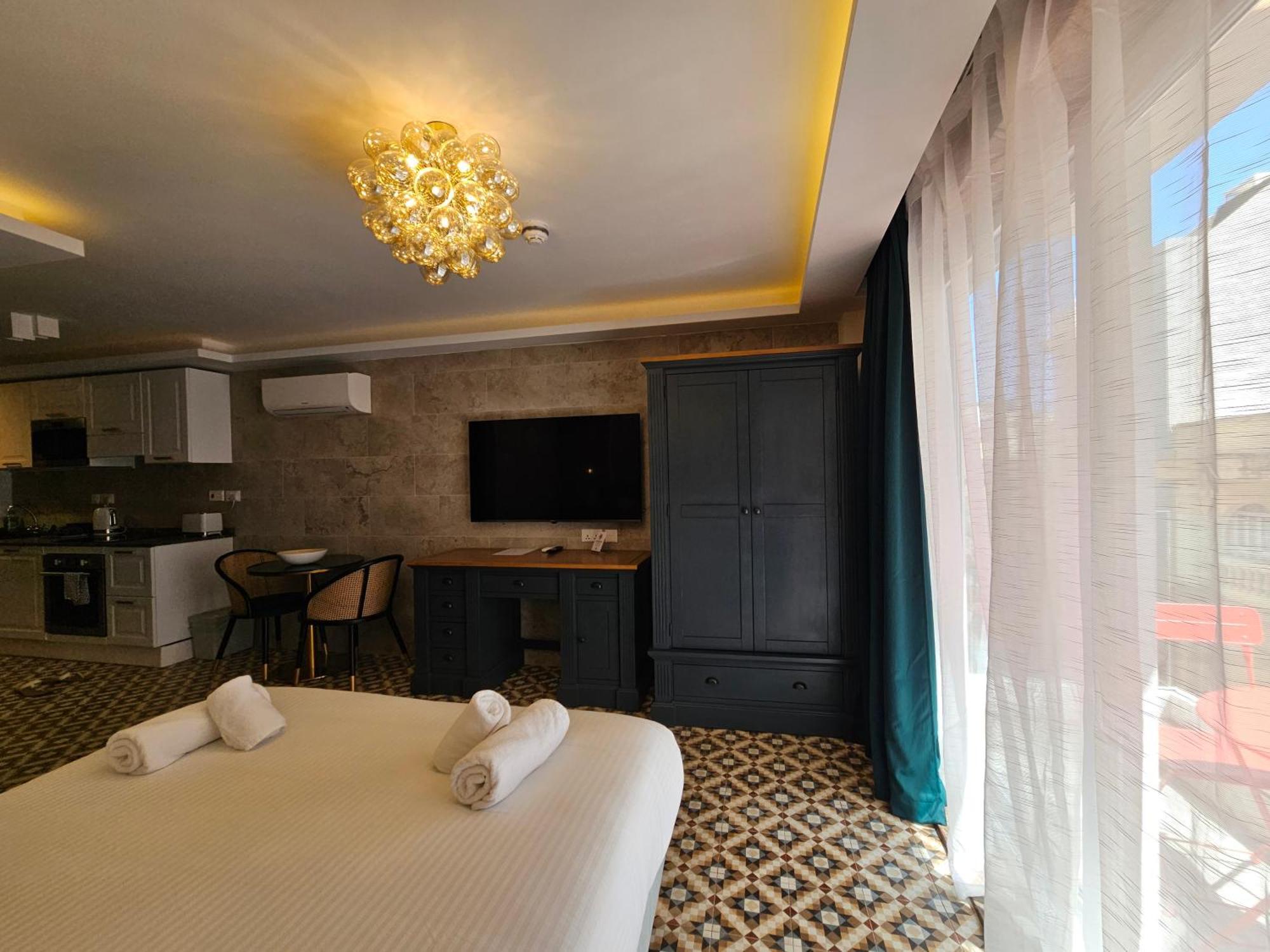 Balcony Hotel Сент Джулианс Экстерьер фото