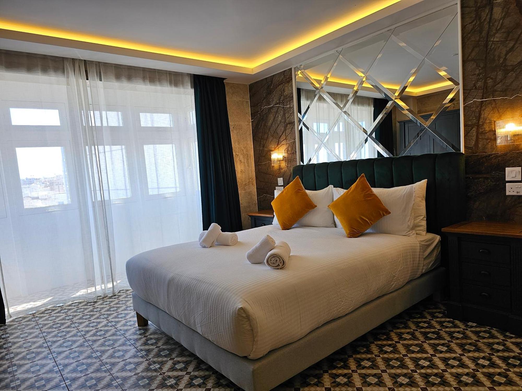 Balcony Hotel Сент Джулианс Экстерьер фото