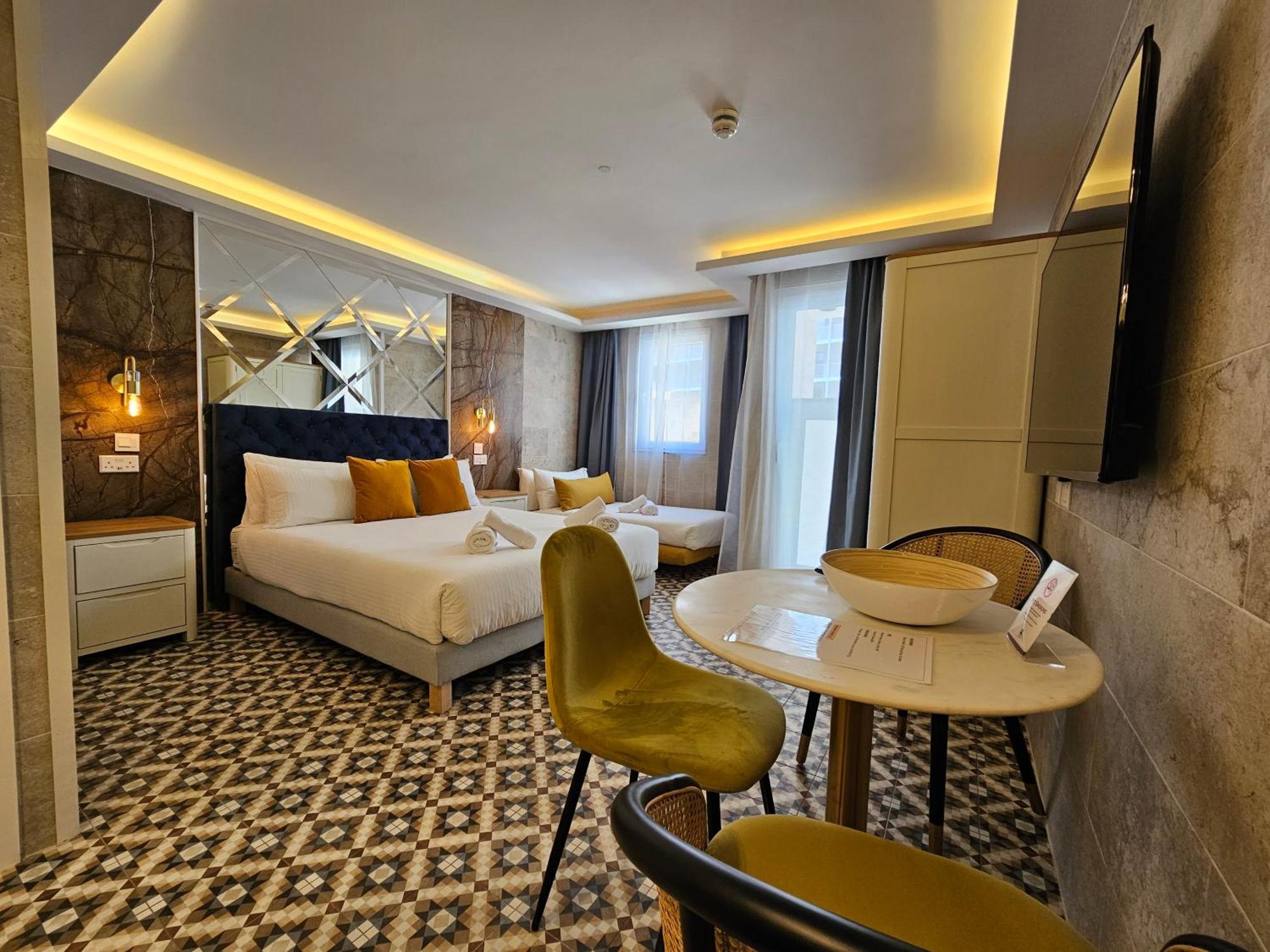 Balcony Hotel Сент Джулианс Экстерьер фото