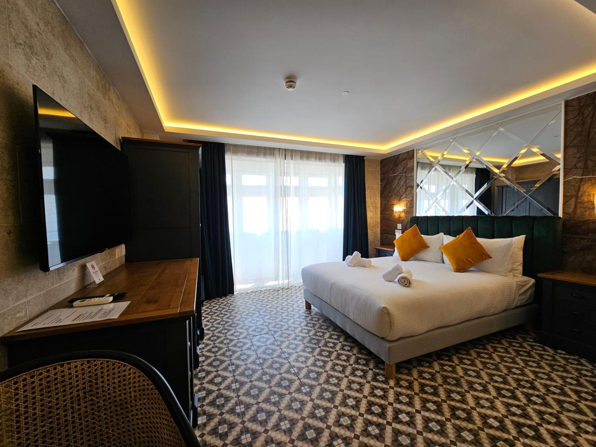 Balcony Hotel Сент Джулианс Экстерьер фото